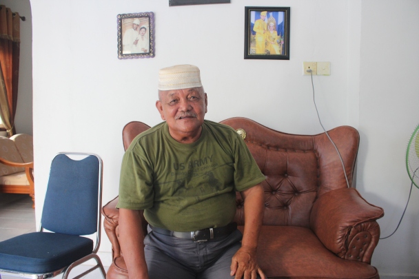 Muhamamd bin Alib di rumahya, Kelurahan Tanjung Sari, Belakang Padang. Foto: Asrul Rahmawati.